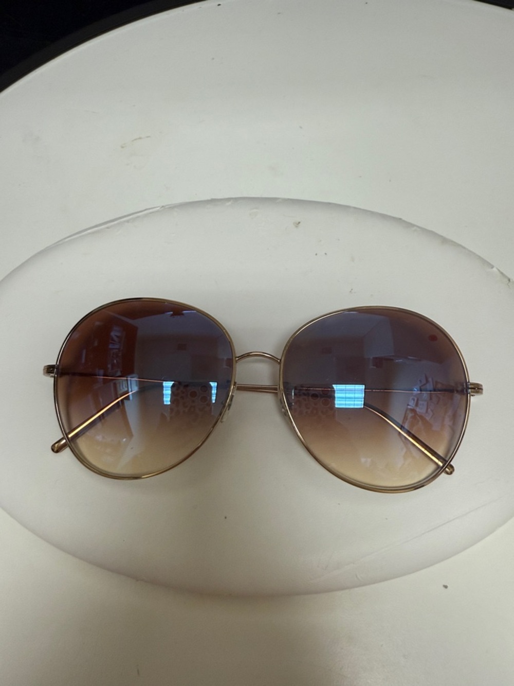 Oliver Peoples Ysela sunglass frame.
Gold with gradient brown lens.